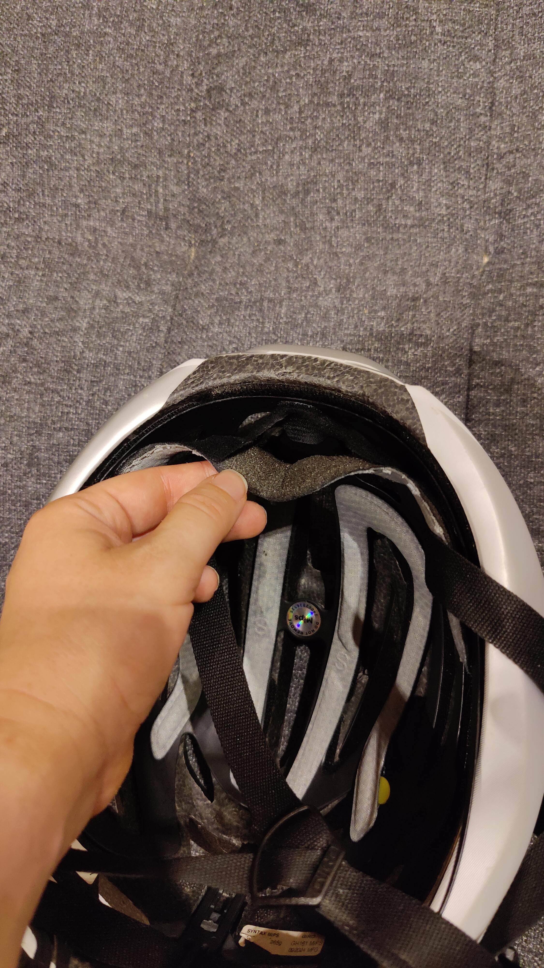 Fahrradhelm mit kaputten Polstern