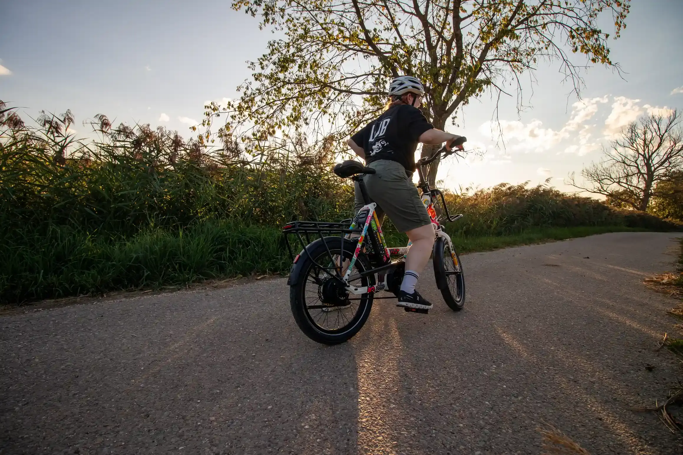 Radfahrerin auf einem Kompaktrad in der Abendsonne