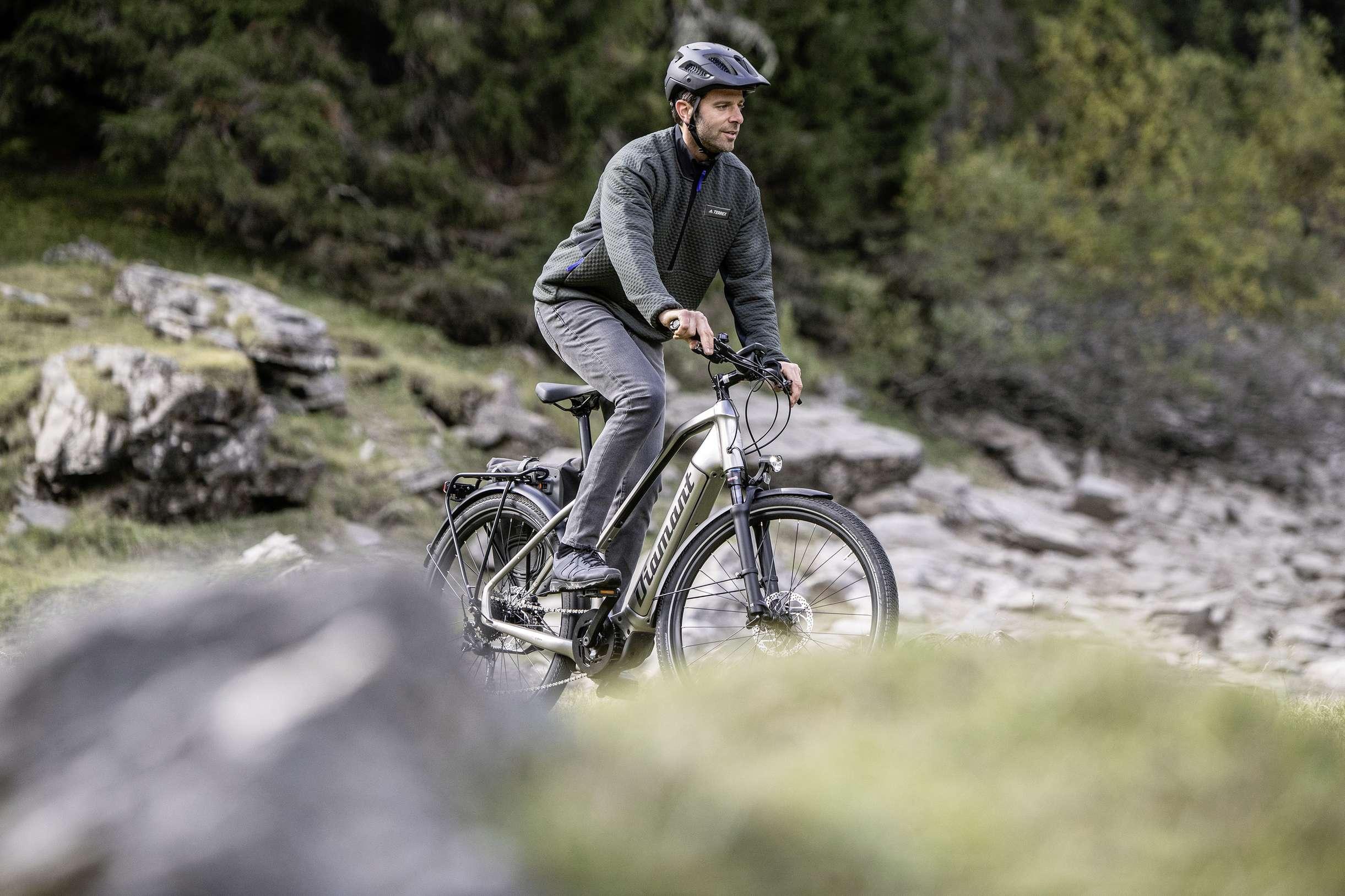 Ein Mann mit dem E-Bike in den Bergen