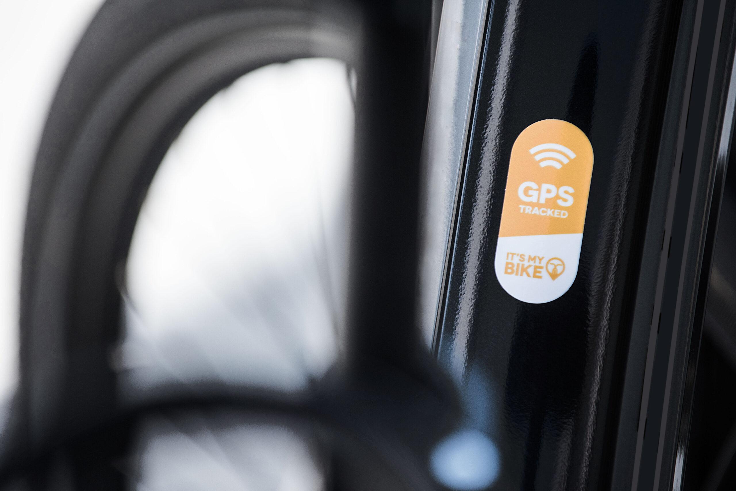 GPS Aufkleber am Rahmen des Fahrrades