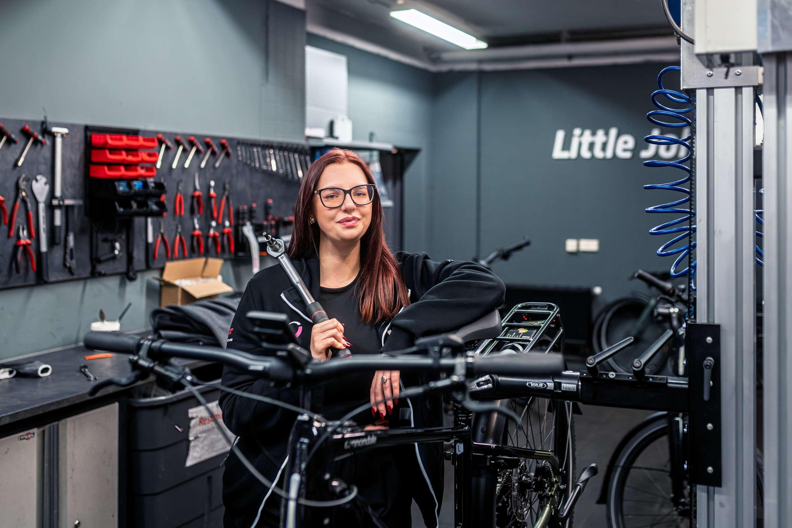 Bike Mechanikerin in einer shimano zertifizierten Werkstatt.