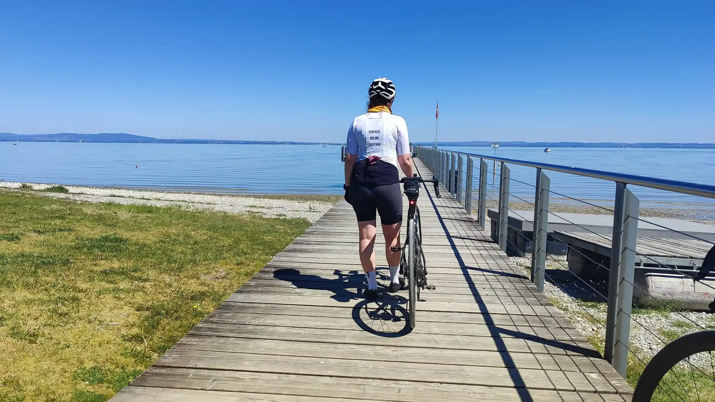 Rennradfahrerin bei extremer Hitze am Bodensee