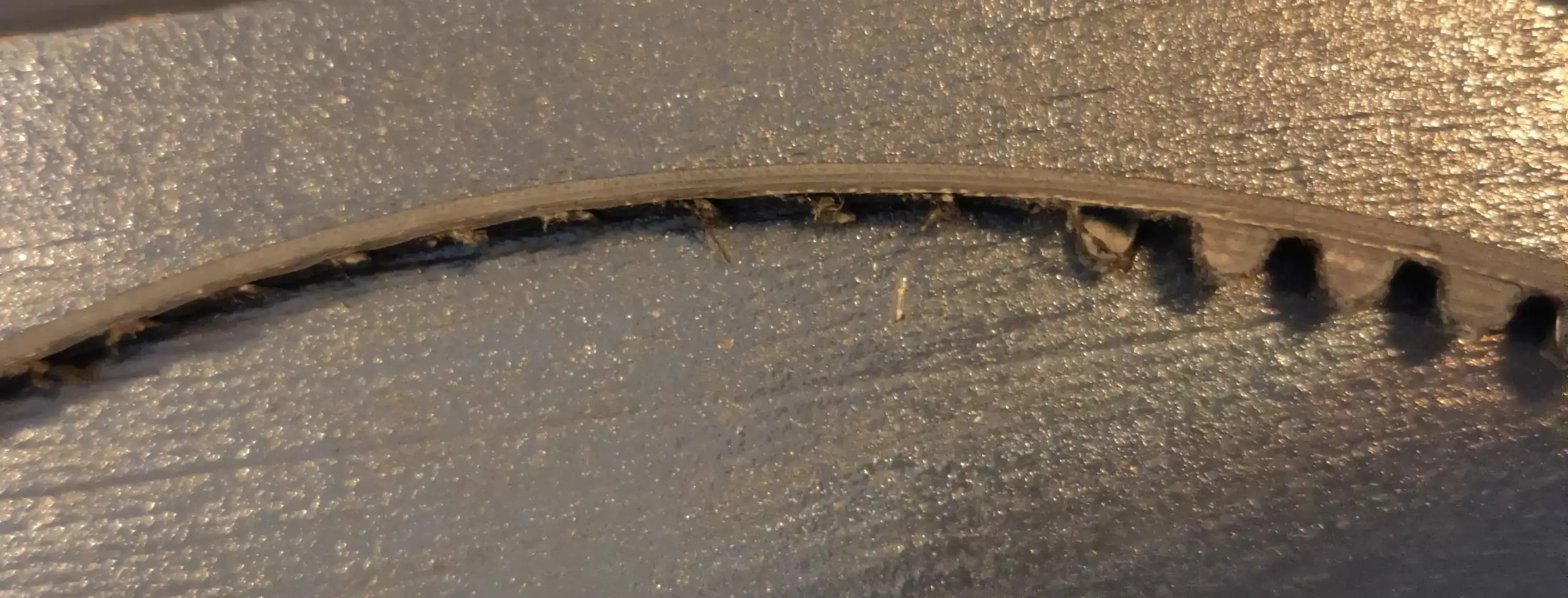 Abgenutzter Riemenantrieb im Detail