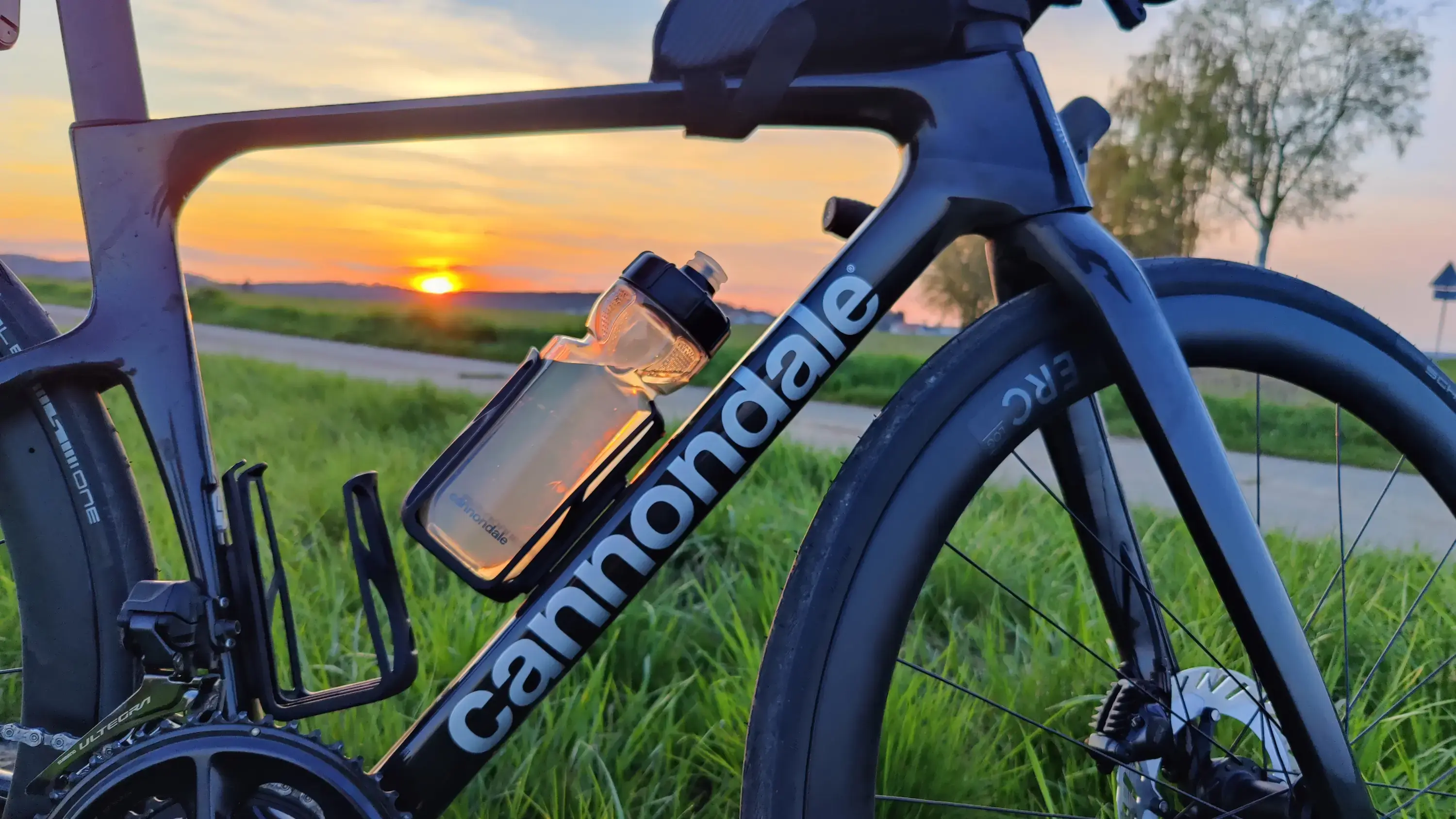 Rennrad im Sonnenuntergang.