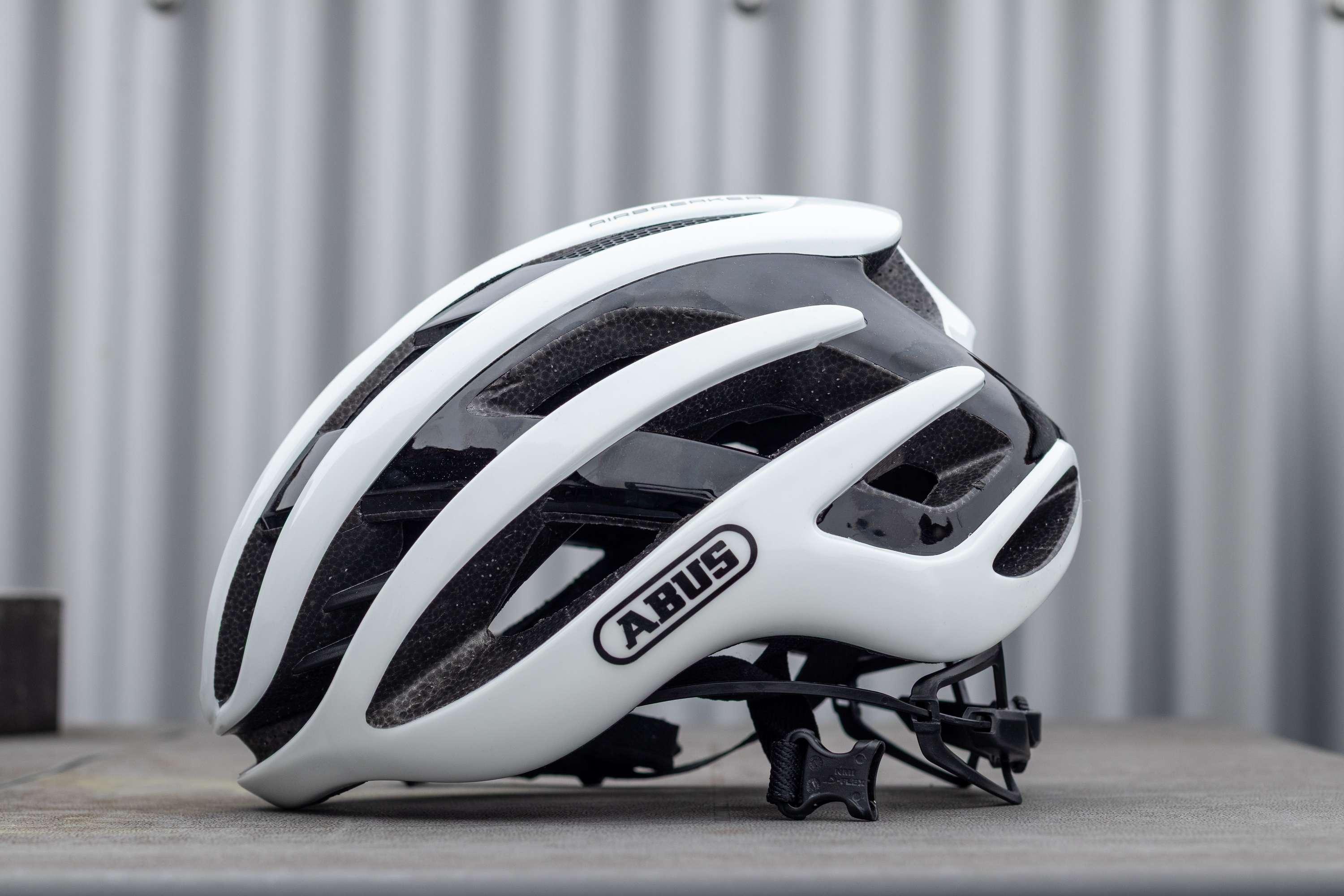 Abus Airbreaker Fahrradhelm in weiß - seitliche Aufnahme