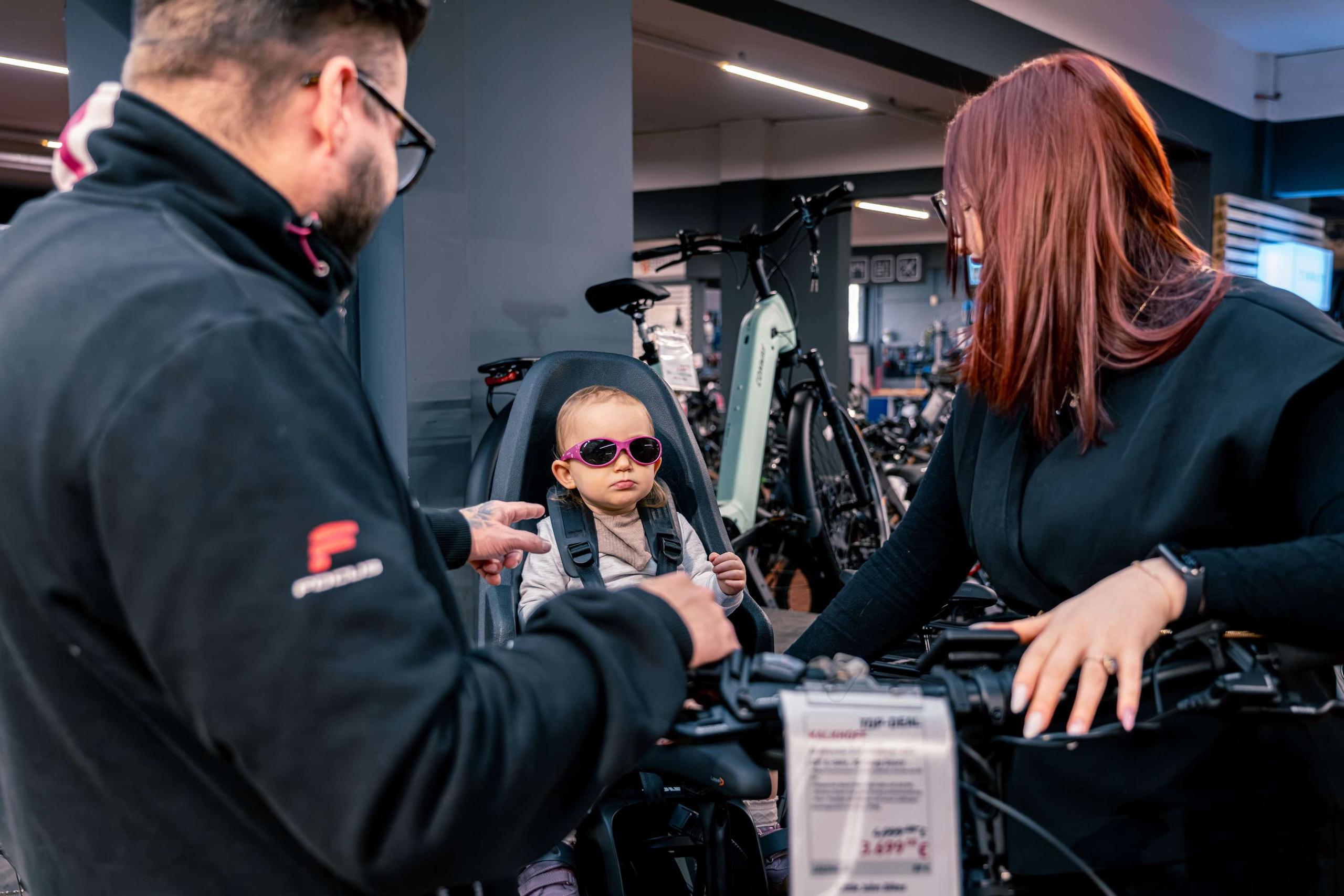 E-Bike Beratung mit Kindersitz bei Little John Bikes.
