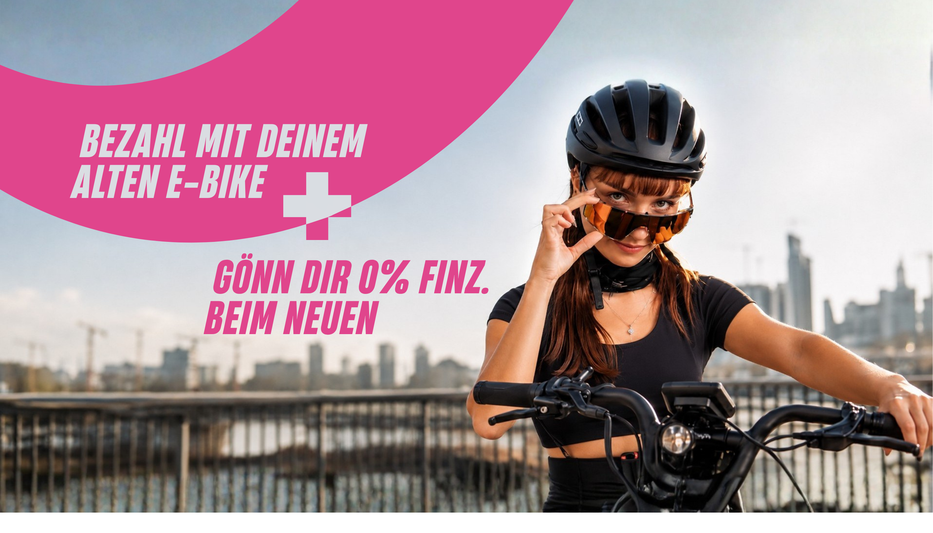 Frau mit Fahrradhelm am E-Bike, zieht ihre Fahrradbrille zur Nasenspitze, Text: „Bezahl mit deinem alten E-Bike – gönn dir 0 % Finzanzierung beim neuen E-Bike