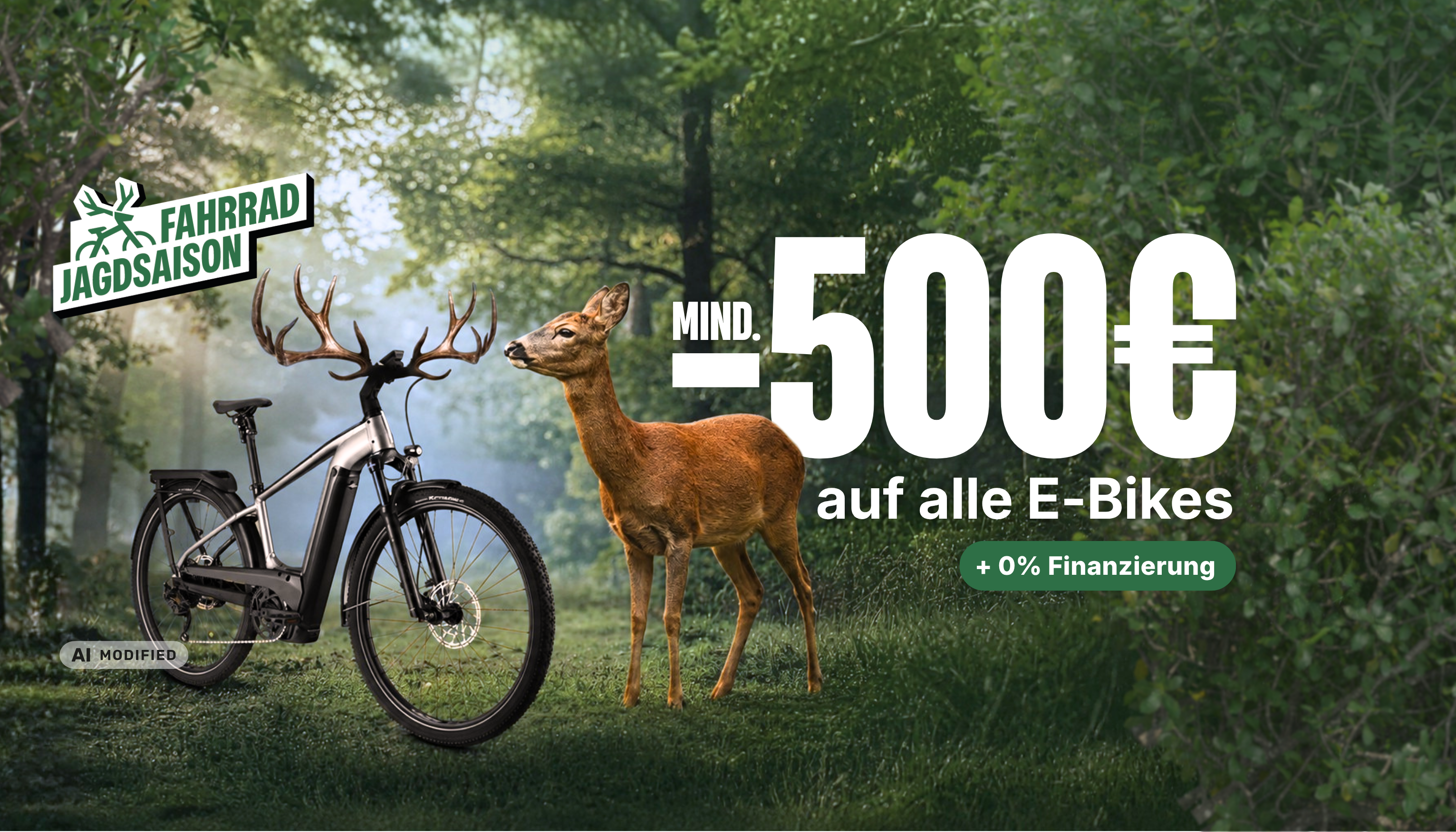 E-Bike neben einem Reh im Wald; Fahrrad Jagdsaison wirbt mit mindestens 500 € Rabatt und 0-%-Finanzierung