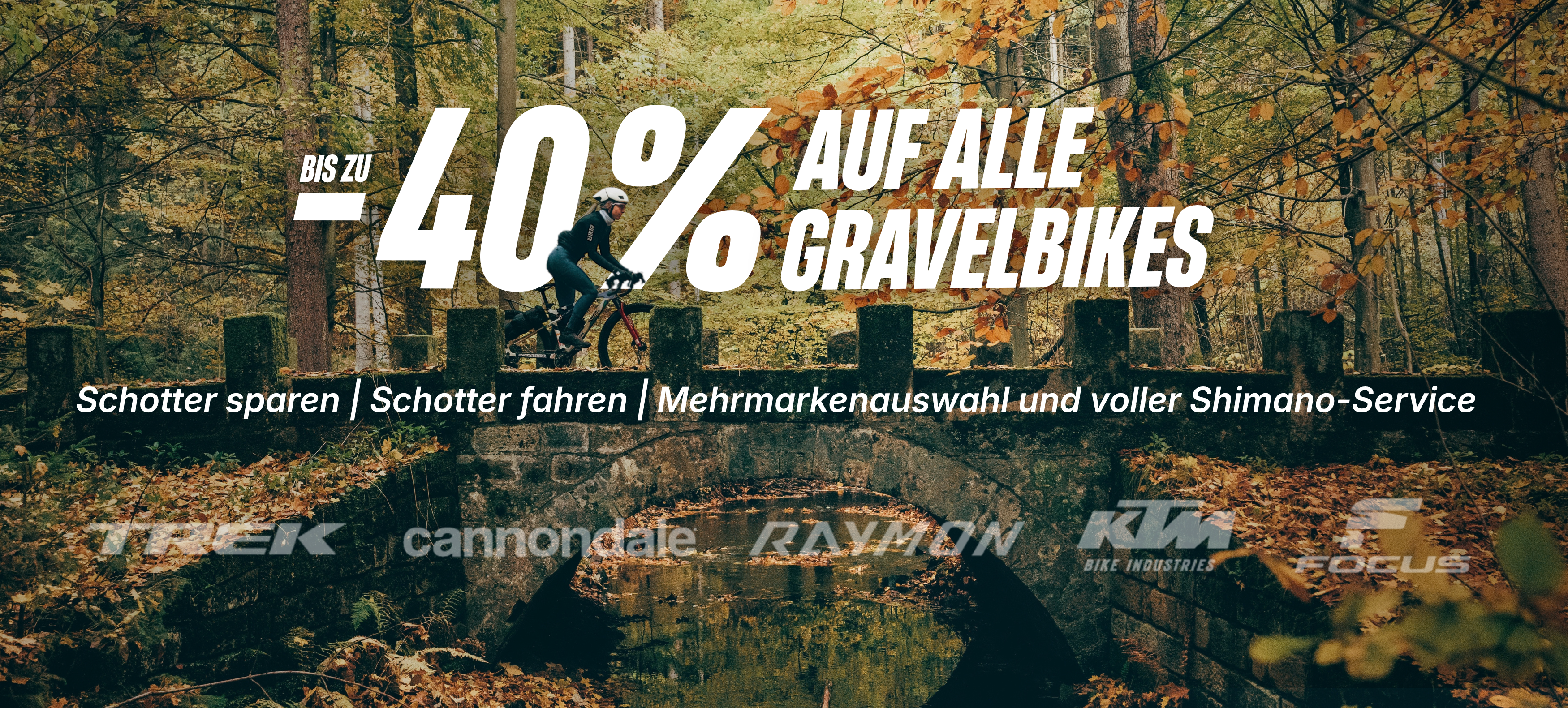 Bis zu 40 % Rabatt auf Gravelbikes, beworben vor herbstlicher Waldkulisse mit Radfahrer.