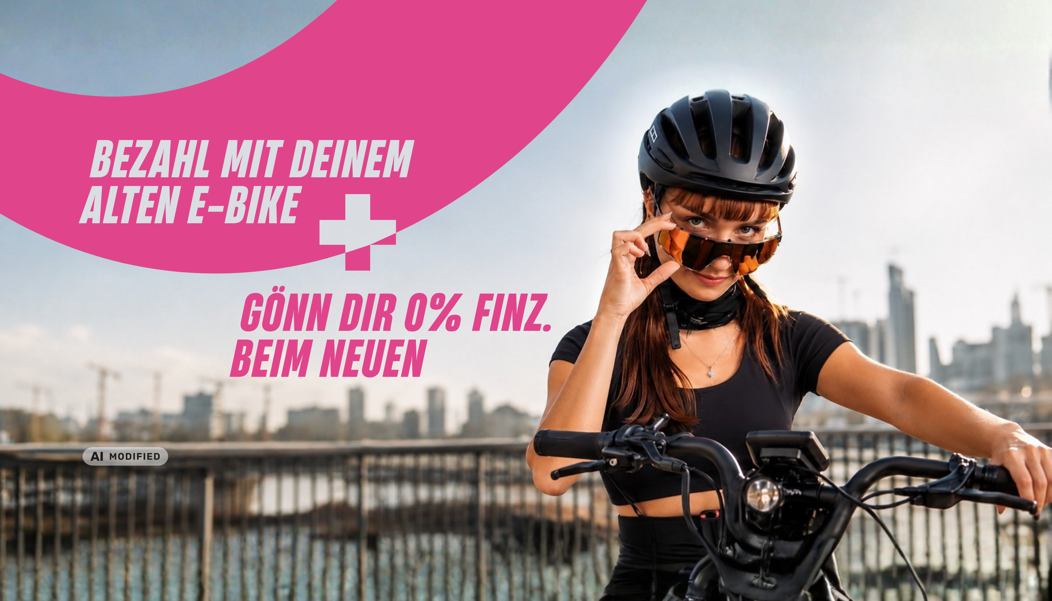 Frau mit Fahrradhelm am E-Bike, zieht ihre Fahrradbrille zur Nasenspitze, Text: „Bezahl mit deinem alten E-Bike – gönn dir 0 % Finzanzierung beim neuen E-Bike