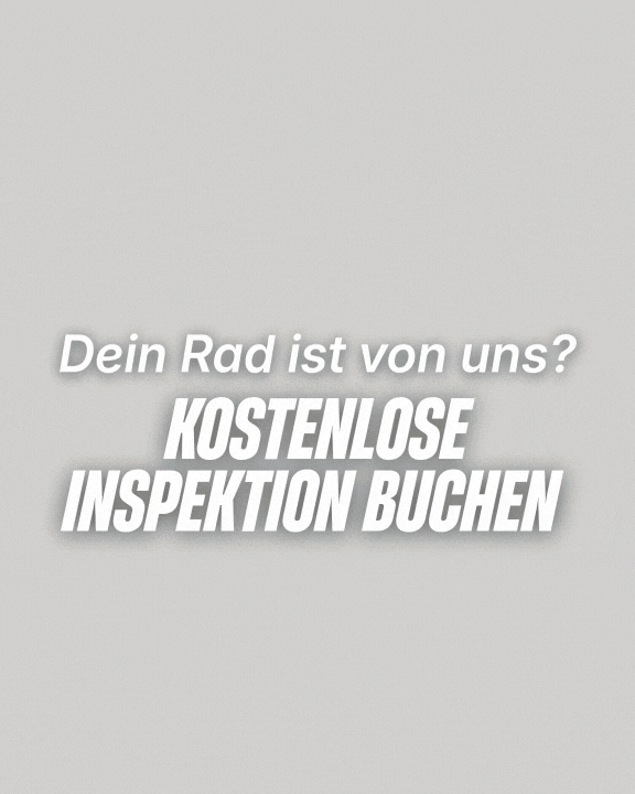 Smartphone mit Little John Bikes Terminbuchung und Text „Dein Rad ist von uns? Kostenlose Inspektion buchen“.