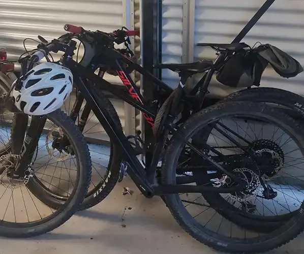 Fahrräder stehen angeschlossen in einer Fahrradgarage auf einem Bikepacking Trip