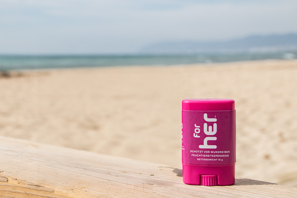 Sitzcreme speziell für Frauen positioniert am Strand