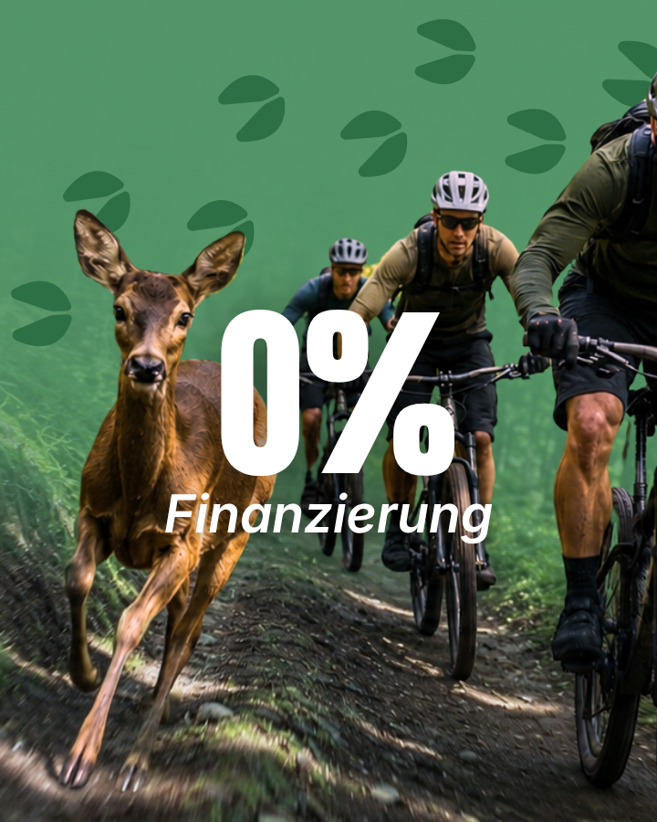Reh läuft vor drei Mountainbikern auf einem Waldweg; darüber steht „0 % Finanzierung“