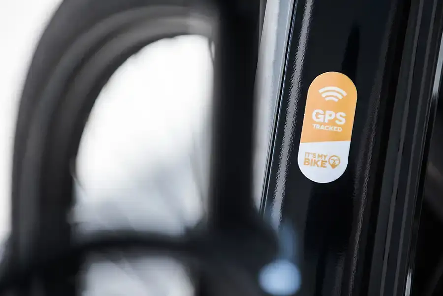 GPS Aufkleber am Rahmen des Fahrrades