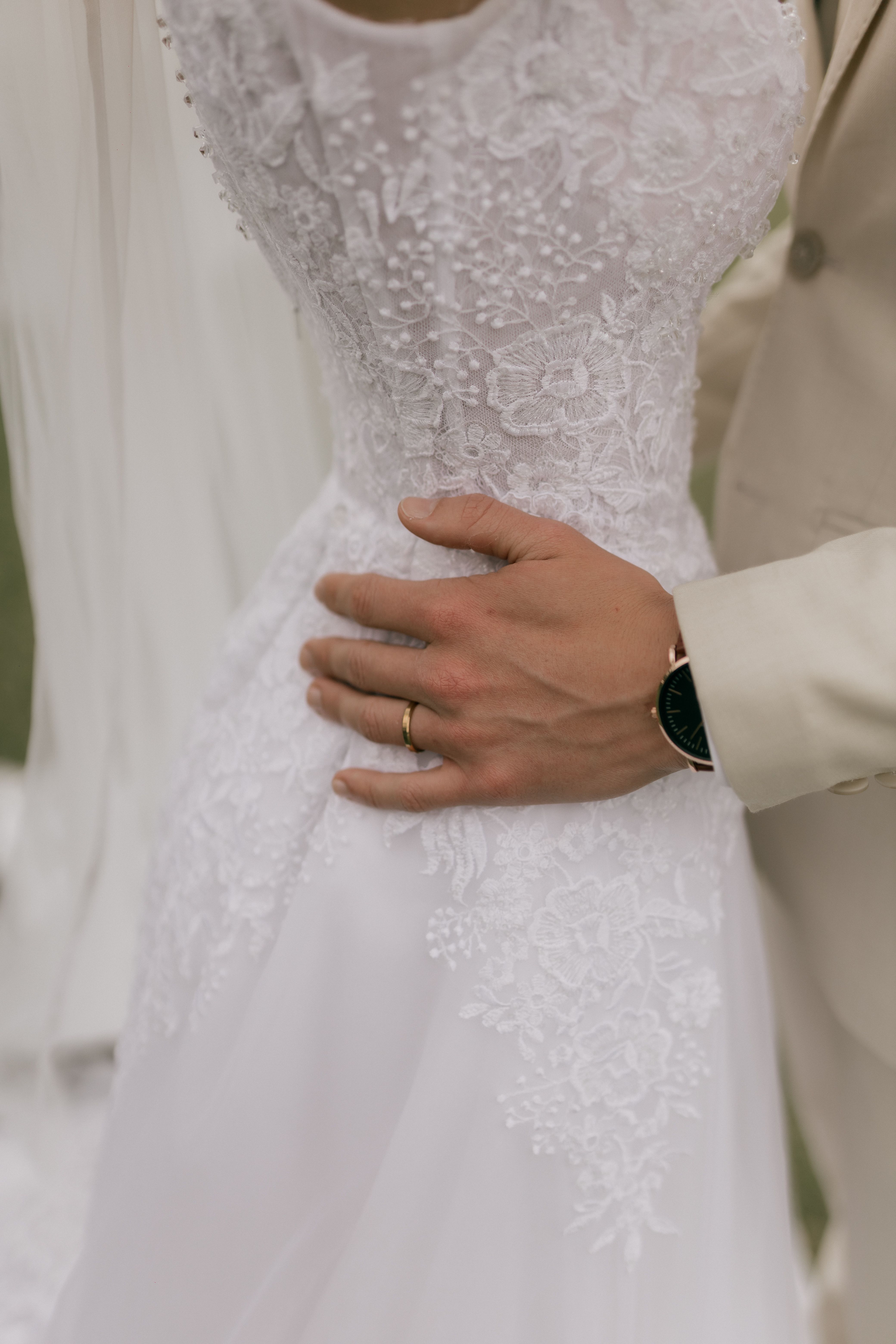 Ein weißes Hochzeitskleid