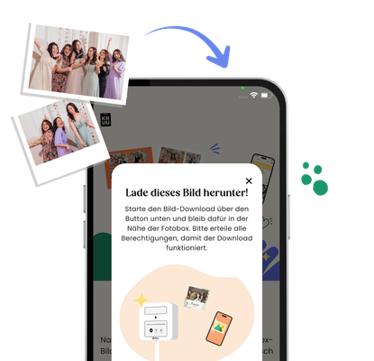 Ein Smartphone-Bildschirm zeigt ein Pop-up-Fenster in der KRUU-App mit dem Titel "Lade dieses Bild herunter! Der Text unter dem Titel erklärt, dass die Nutzer/innen einen Download des soeben aufgenommenen Bildes starten können, indem sie sich in der Nähe des Fotoautomaten aufhalten und die erforderlichen Genehmigungen erteilen. Am unteren Rand des Bildschirms zeigt eine verspielte Illustration die Verbindung zwischen einer weißen KRUU-Fotokabine und einem Mobiltelefon. Über dem Telefon zeigt ein blauer Pfeil auf das Gerät, begleitet von zwei Fotos im Polaroid-Stil von Gästen in formeller Kleidung, die mit lustigen Accessoires in der Nähe schweben.