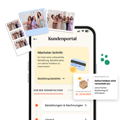 Ein Smartphone, das das Kundenportal der KRUU-App anzeigt. Das Dashboard zeigt eine "Next Step"-Benachrichtigung an, die den Nutzer auffordert, seine Bestellung abzuschließen und die Reservierung zu bezahlen. Ein Overlay-Fenster zeigt den Versandstatus mit einer Lieferadresse in Berlin und einem voraussichtlichen Ankunftsdatum am 22. September 2026 an. Über dem Telefon schweben mehrere verspielte Fotos von Gästen einer früheren Veranstaltung im Polaroid-Stil, die die Ergebnisse eines KRUU-Fotoautomaten auf einer Veranstaltung zeigen.