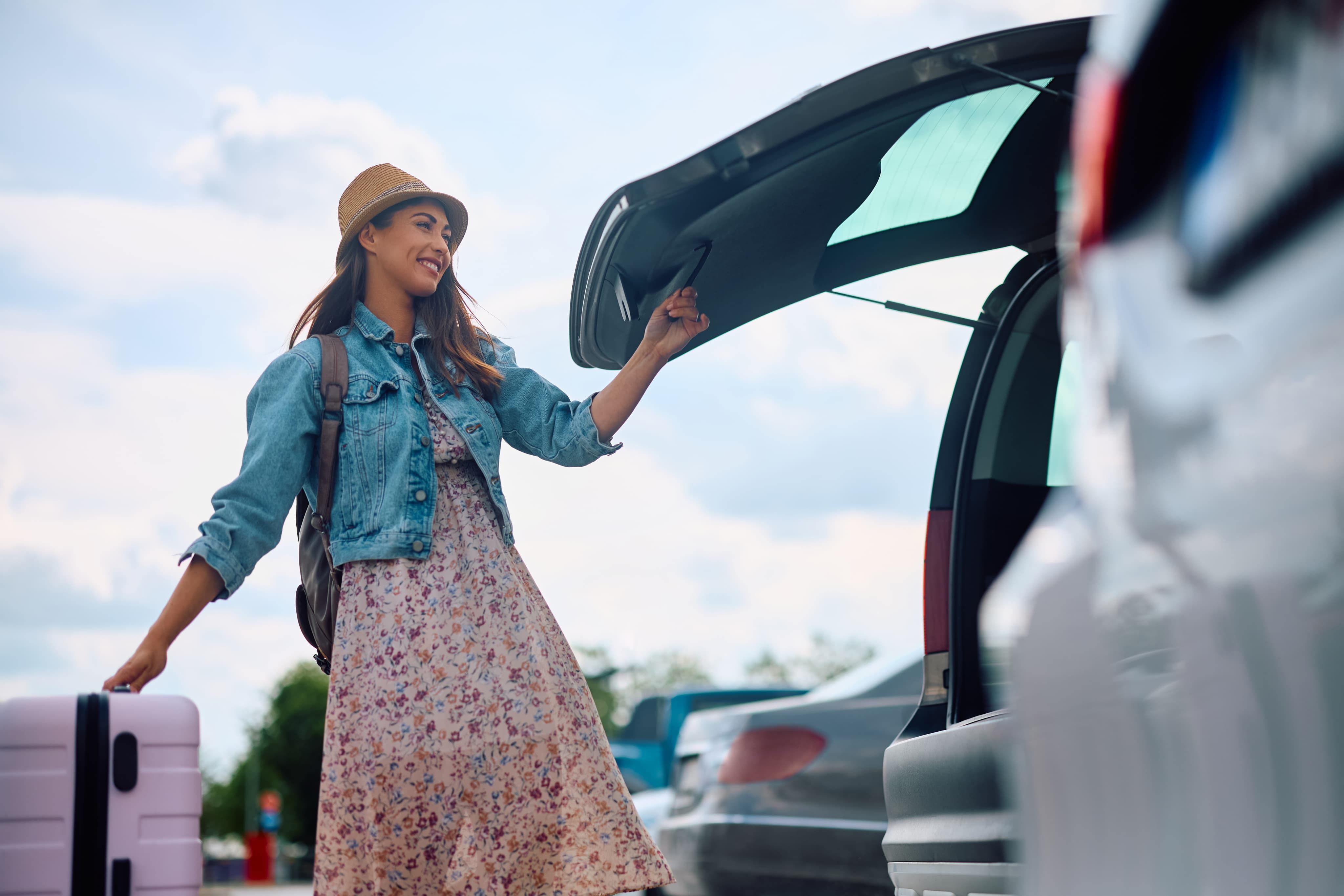 Woma shutting car boot